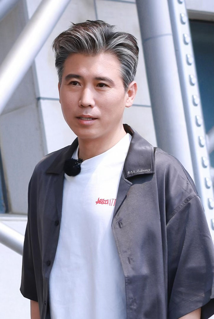 #疑似李乃文一家三口同框#网传画面里一行人轻松闲谈，环境充满市井烟火感，温馨的聚餐画面吸引不少人关注 ​