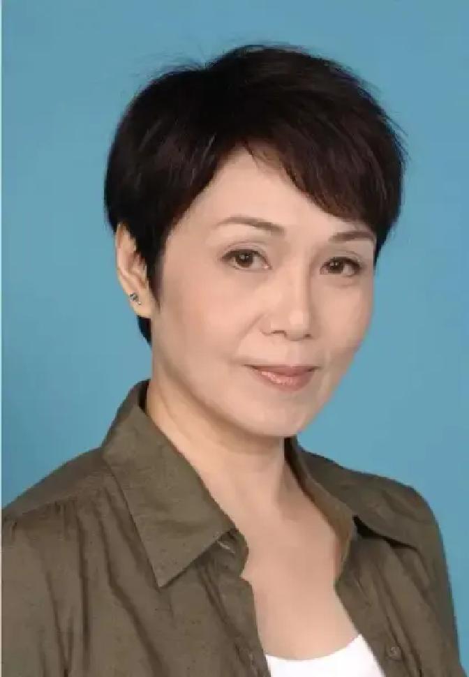 80岁的香港演员陈嘉仪，独居珠海。不是因为她没有家人，而是她两个儿子的心就如同铁一般坚硬。老话说养儿防老，她的两个儿子拒绝联系，拉黑母亲，哪怕她委下身段都换不来“正眼一瞧”。
 
她早上醒来，左膝有点发僵，得坐在床边缓一会儿才能站起来。厨房的窗户对着东边，晨光照进来，能看到空气里细细的灰尘。她烧上水
