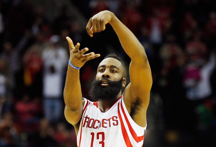 没拿过NBA总冠军？这帮人已经赚了超2亿美金了。
利拉德下个赛季单季薪资就达到6330万，创下NBA历史最高年薪纪录。比尔、哈里斯、武切维奇这些现役球星，总薪资早就破了2亿，连哈登、巴特勒这种级别的球星，至今也没拿到过总冠军。
一边骂球员不肯降薪，锁死球队补强空间，先捞钱再谈夺冠。
另一边说N