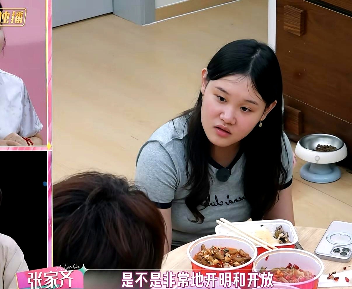 奥运冠军张家齐在节目里半开玩笑地问邵子恒，能不能把爸爸分她一半，观察室里的亲妈却只回了句“又来了”
 

这一幕看得人心里发堵。追问别人家吵架后父母会不会低头认错，得到的回答不仅是会，甚至那位父亲还会当面承认“我的认知不如现在的你，你的能力在我之上，我为你骄傲”
 

站在领奖台上万人喝彩，回到家却