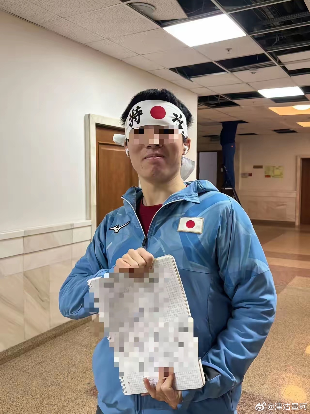 #学历史的南京人精日最让人无法接受#在莫斯科大学历史系的那间教室里，一个中国籍学生肩上披着旭日旗，课桌上摆着旧日军的军帽，把精日的嘴脸暴露无遗。

这货姓陈，不仅是南京人，学的竟然还是历史。把这两个标签叠加在一起，谁若再用“不当”二字来搪塞他的行径，那是无论怎么都难以为他解脱的。

而 ​