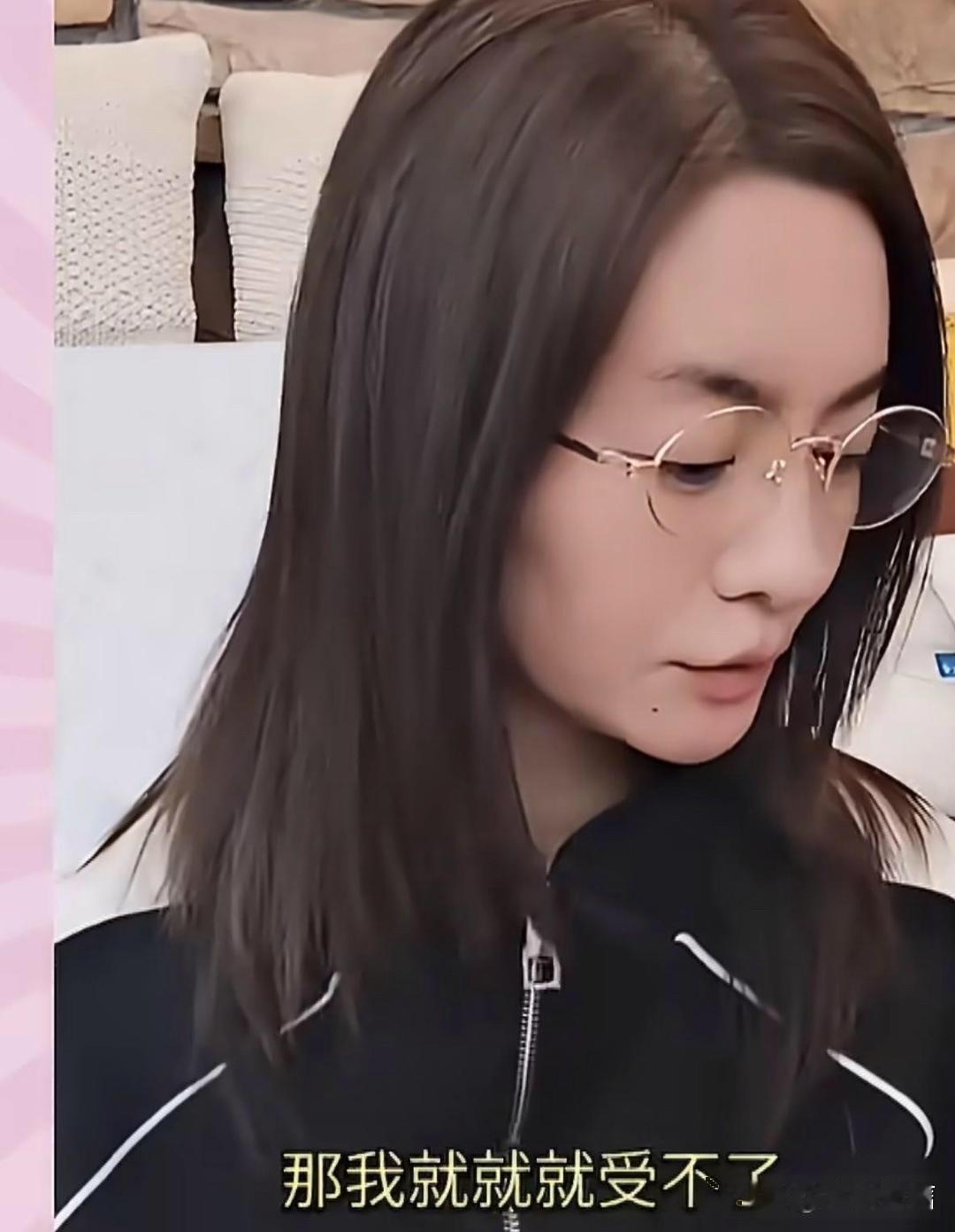 李晟、让人很意外。
2月26日，演员李晟突然冲上热搜，不是因为家庭，也不是因为老公李佳航，而是她在直播中透露出与自己有关的一件事。
她坦言，之前在一部戏里演反派，让她整个人都陷入了极度压抑的状态。
为了演好角色，她必须去理解反派的动机、走进角色的内心，结果被沉重的负面情绪包裹，拍摄期间 ​