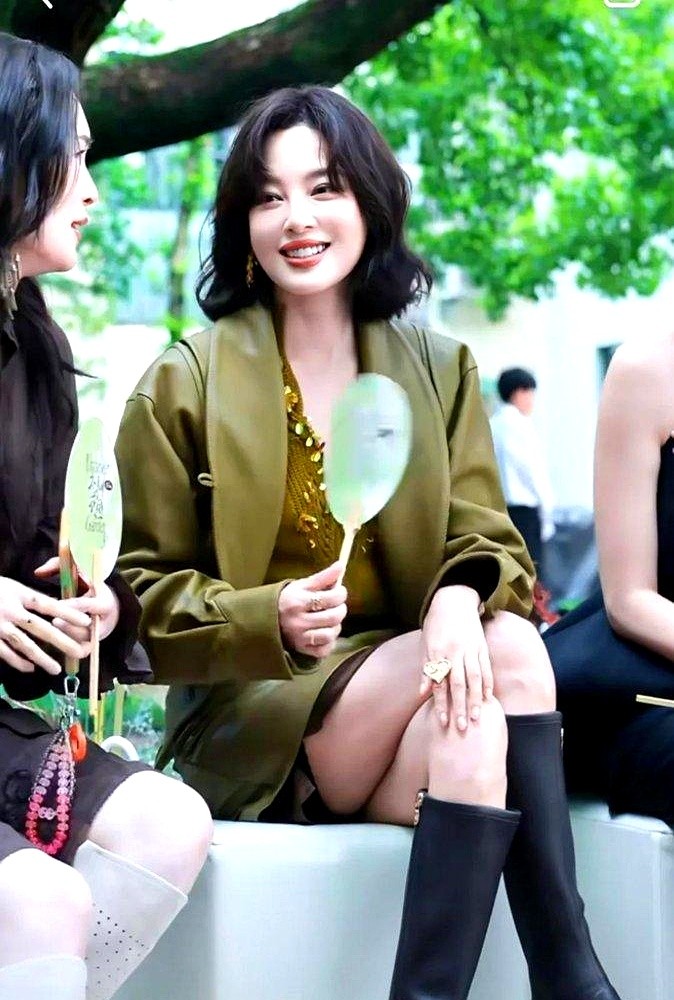 继巩俐、叶德娴后，第三个摸到威尼斯影后奖杯的辛芷蕾，现在反倒劝人别结婚。

镜头前她说“我有个意见”，秦岚问“什么”，辛芷蕾作势要打，俩人笑成一团。

秦岚跟魏大勋“十周年”动态让评论区炸锅，但她照旧拍戏。普通女人过三十不结婚被催出阴影，她俩就是“结不结轮不到你操心”。

秦岚那句“没人关注你”挺狠