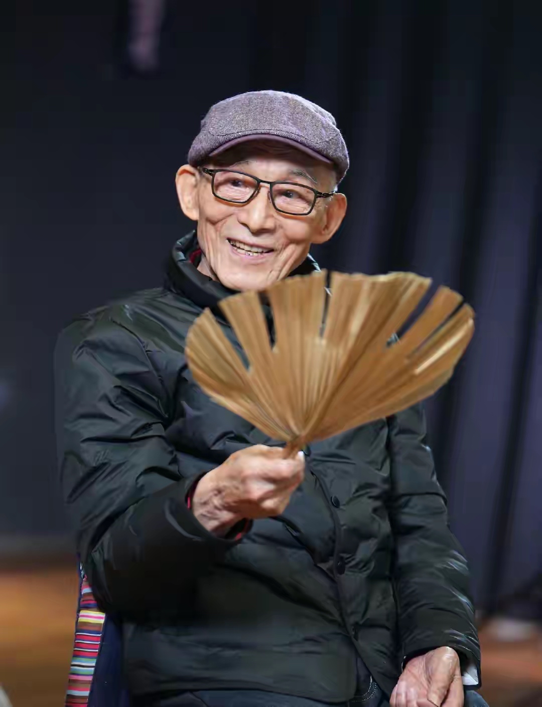 中国国家话剧院表演艺术家、一级演员游本昌，因病今晨在北京去世，享年93岁，这位演活了济公、又在90岁凭《繁花》爷叔刷屏的老戏骨，在过完93岁生日仅8天后离世。

游本昌出生于1933年，长期从事戏剧表演。40多年前，游本昌出演了《济公》，塑造的“鞋儿破、帽儿破”的济公形象给观众留下深刻记忆。

作为