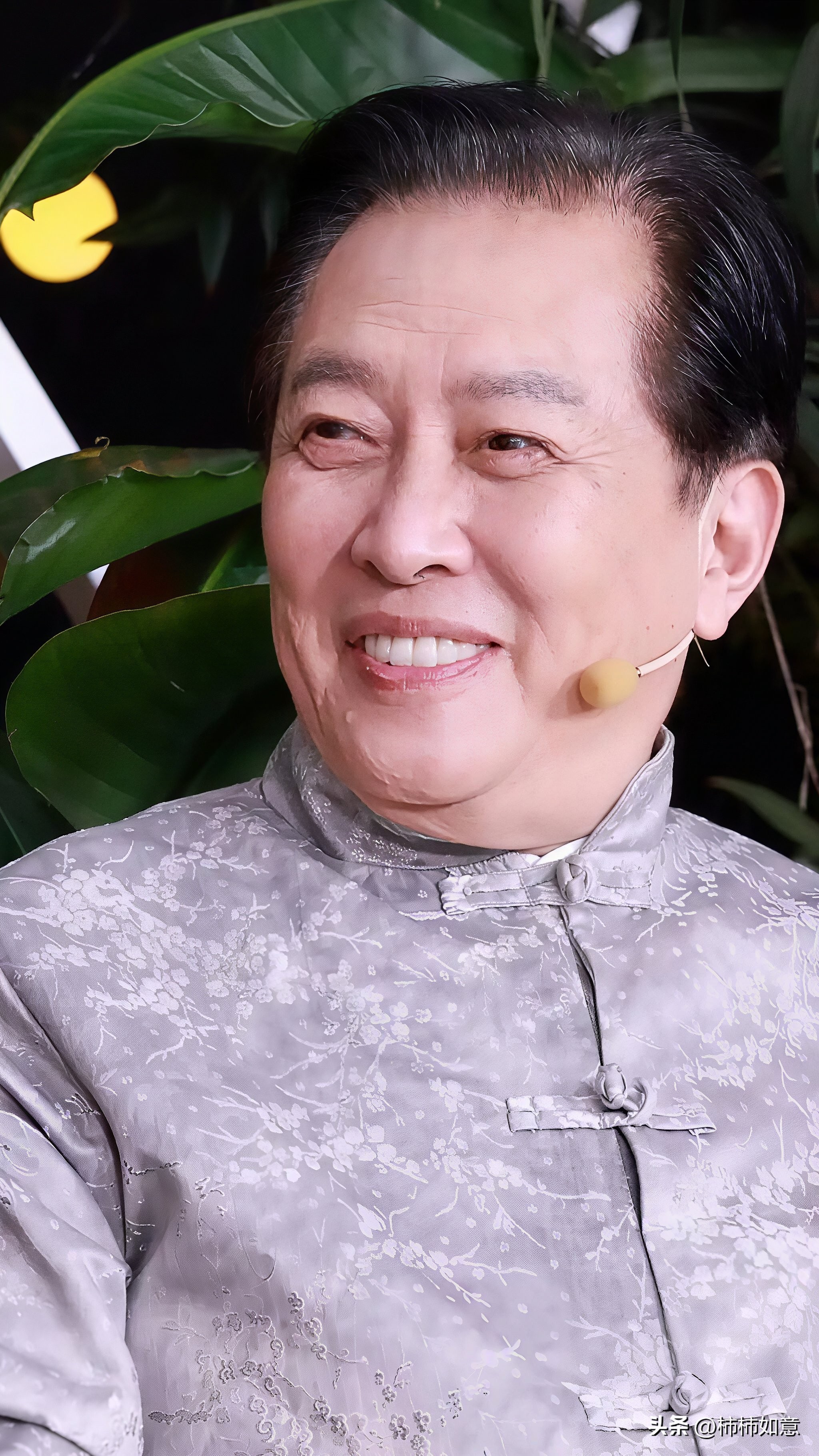 唐国强因为一句“谁叫王俊凯”而被攻击，他后来回应此事，后来见面已当面道歉，解释因年龄代沟不认识王俊凯；此前因此事被骂到关闭评论。

不认识不正常么，我也不认识，有什么问题吗？谁要求必须认识的！全国认识老艺术家的人肯定比认识小红人的多，饭圈文化让一些人犯病了！得治！