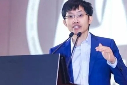不到一年，被捧上神坛的“英雄”成了“人人喊打的过街老鼠”。AI行业乱象不断，国家应当出台相应规范加以监管，不能一味推崇推广。任何技术都存在两面性，科技本身就是一把双刃剑。

这股风刮得实在太快了。去年这时候，谁要是嘴里不蹦出几个AI术语，都不好意思跟人聊天。资本疯狂涌入，媒体铺天盖地渲染“第四次工业