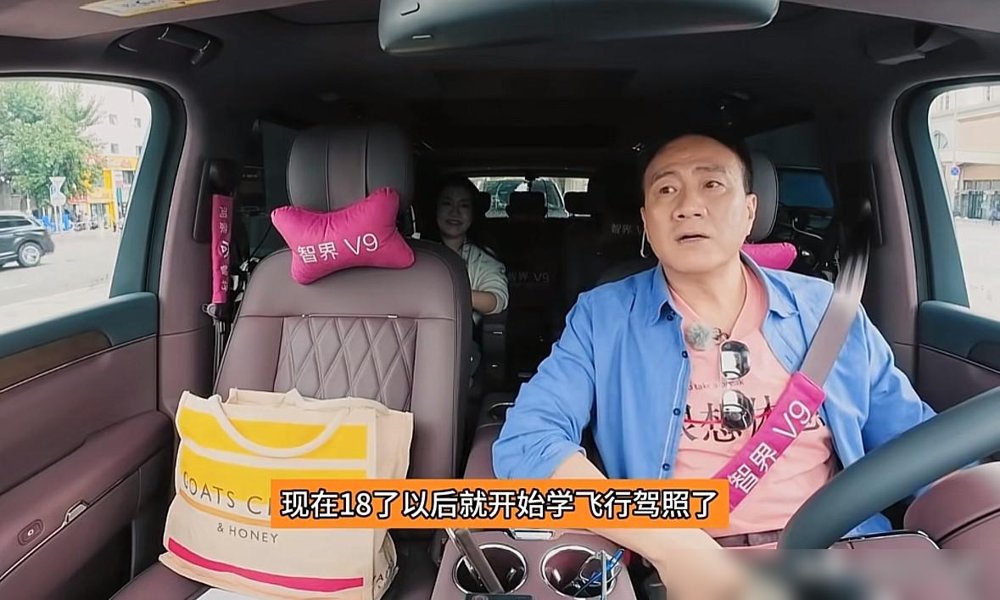 17岁康康已经在考飞行驾照了，胡军说这话时语气特平静。不是报兴趣班，是真刀真枪上模拟机、啃仪表盘那种。当年拍《长津湖》，剧本里武器装备的细节错误，是这孩子给挑出来的。一个初中生，把军事装备摸得比剧组顾问还透。现在身高快追上胡军了，没进演艺圈，奔着航空国防去了。别人家星二代在热搜上争番位，人家在机舱里