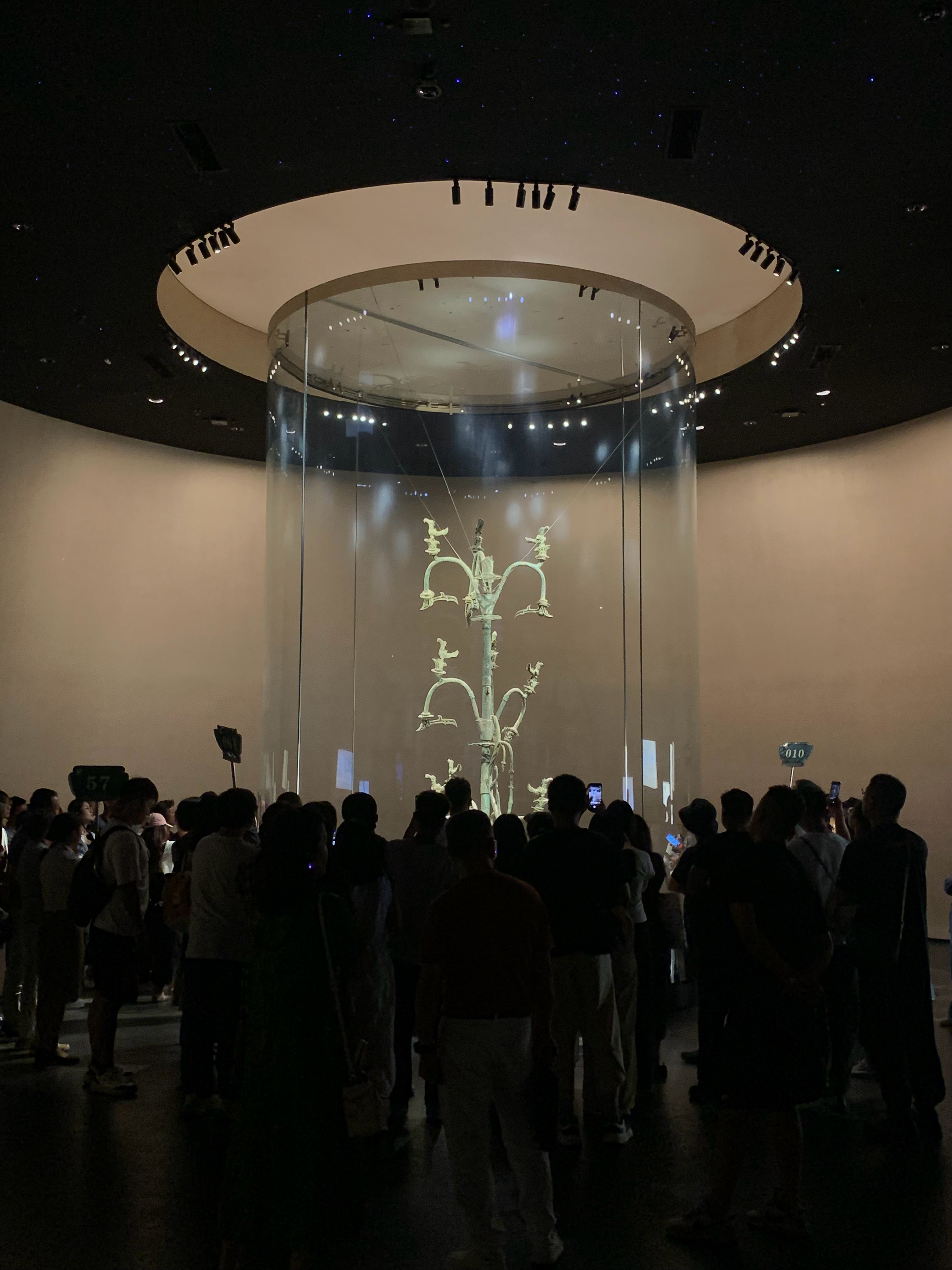 “时间已经飞行了三千年
但太阳还是那个太阳” ​