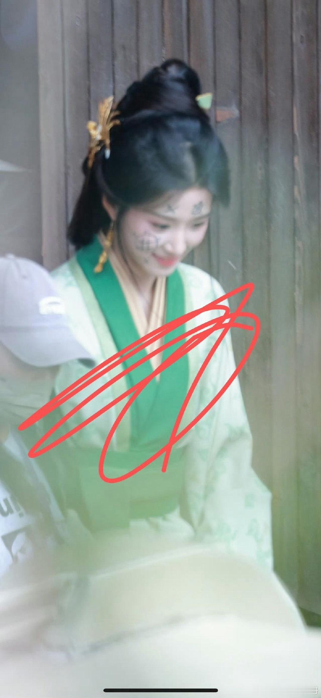 #张凌赫卢昱晓脸上画了小乌龟#
片场花絮好可爱，二人脸上画着小乌龟，打破古装的沉稳感，活泼又灵动。 ​