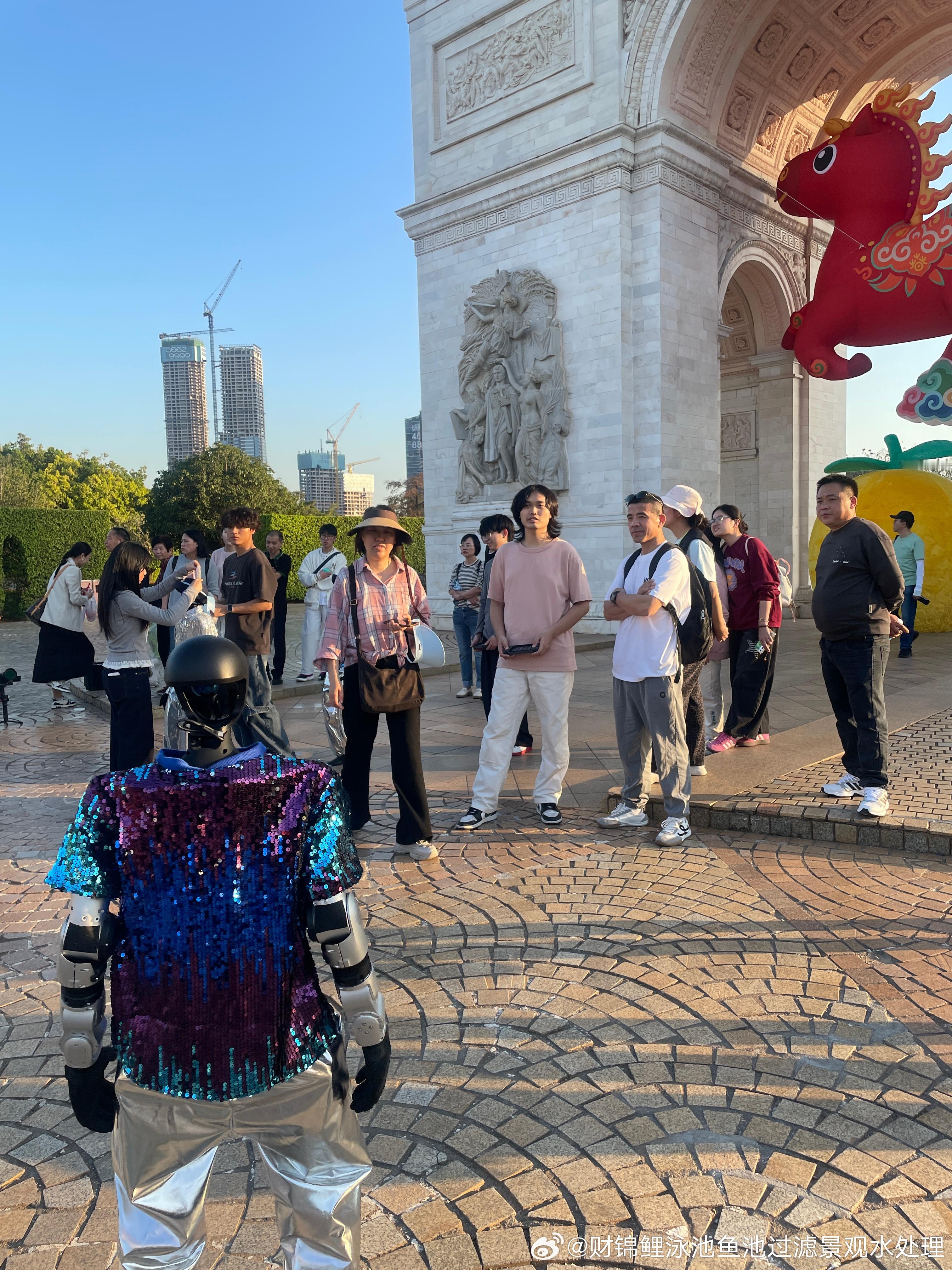 一个机器人配两个工作人员，一个操控员，一个“贴身保镖”，生怕磕了碰了。
十台机器人，二十个人围着伺候。

可宣传片里明明不是这样的——宣传片里，机器狗翻山越岭、爬坡上坎如履平地，人形机器人后空翻、跑跳样样精通，就差能去野外生存了。结果到了现实中，世界之窗的广场地面不够平整，就不敢演 ​