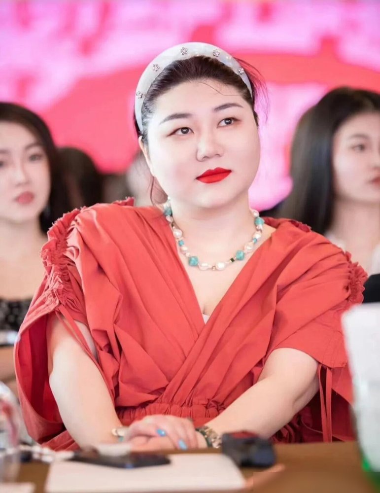 郑合惠子又没去宣发，跑剧组拍戏了。
这回是《你是迟来的欢喜》上《你好星期六》，她女主，人没到。问就是拍摄冲突，走不开。
杨天真说过，这种关键时刻分不清主次，等于把到嘴的肉吐出来。宣发就那么几个窗口期，错过就凉。戏拍得再多，没人看见，等于白干。
上个月《兰香如故》她演反派杜翠雀，葬身火海那场戏，