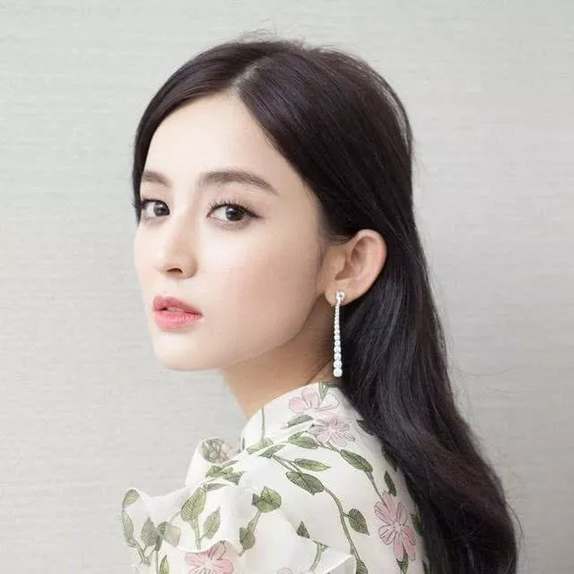 温婉优雅的少女，花枝俏丽，岁月静好。