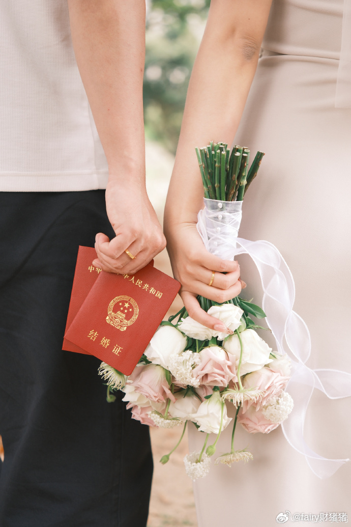 #彩礼18.8万快成全国统一价了#
都说成都这边大多不会高额彩礼，很多家庭彩礼只是意思一下。

不过现实里不少情侣真正的矛盾，往往不在彩礼，而是婚后工资怎么安排。

有一种很常见的情况：彩礼可以不要，但是女方会提出男方婚后上交全部工资。

一旦男方犹豫不愿意，气氛立刻就紧张起来，那句“老子数 ​