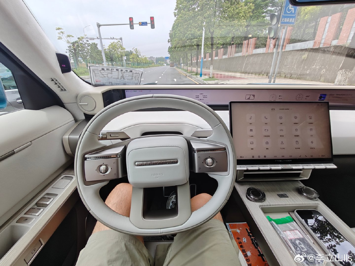 回公司特别拿神行者8开了一圈，又真系几有高级感，这样的越野实力，这样的行驶品质，好强了！当然最强的，还是设计，霸气！ ​