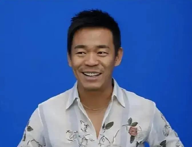 孙浩在《主角》里演苟存忠。苟存忠是一个秦腔老艺人。戏里有一场《鬼怨·杀生》，他演李慧娘，一口一口喷火。戏里设定是吹八十一口连珠火。他吹到第八十一口，倒在台上，再没起来。
戏外，孙浩57岁。拍这场戏之前，他提前一个多月回西安做准备。他没学过戏曲，连兰花指都不会拿。
他腿上绑了五公斤沙袋，吃饭绑着，走路
