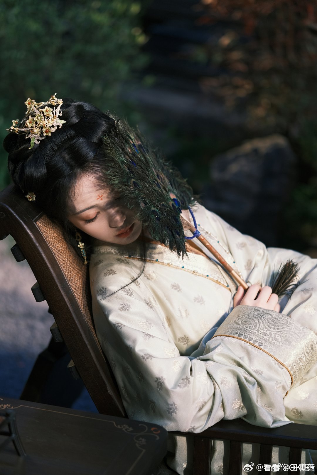 #嫁金钗国产剧稀缺的野草型女主#野草一样的魏娆，吃过苦、受过难，所以深谙自保之道，在被不断逼问的时候，从容布局反击，不任人随意拿捏。 ​