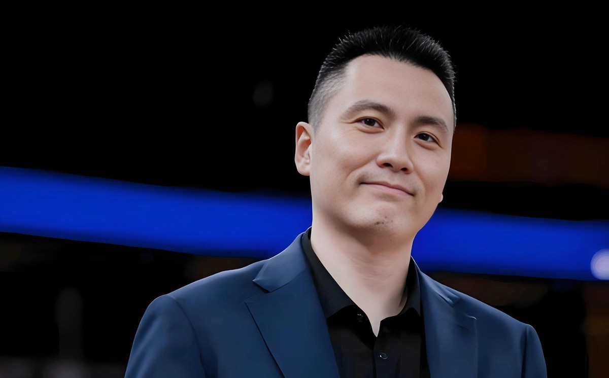 上海男篮加时115比117被卢旺达老虎队逆转，领先19分都能输，换谁当教练心里都不好受。但卢伟赛后没有发火，反而在采访里说“打出了一些东西”，这话听着简单，细想挺有分量。末节被追平那段时间，场上明显体能跟不上了，单外援古德温砍了37分也扛不住全队的消耗。不过张镇麟复出拿了14分5板4助，偰李永炜也认