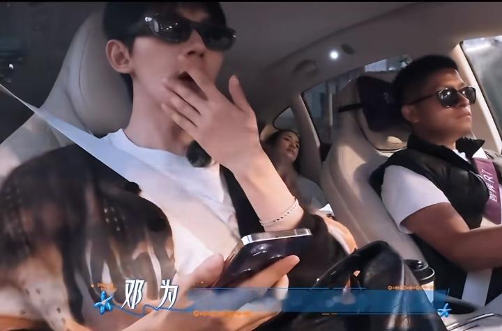 王可问邓为：你不遗憾吗？为哥。邓为：不啊，因为我就自己坐的话，你们都下来了，相当于我一个人在上面坐，我觉得也没办法跟你们一起，那样子就觉得也不遗憾。

林依晨：你之前坐过吗？邓为：没有啊。王可：以后再有机会一定要尝试好不好，不要把自己漏掉了。

《花少》到了秘鲁利马这一站有个知名的滑翔伞基地，面朝太