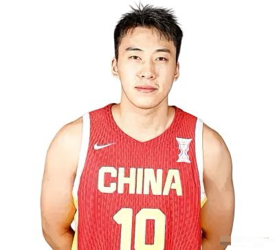 王俊杰，2005年4月3日出生于江苏省徐州市。他的父亲王风雷是徐州市潘塘中心小学体育老师，四岁那年，王俊杰在父亲影响下第一次接触篮球。

别把这事看成“星二代起步”的爽文开头。潘塘那片地方，不是徐州最出名的云龙湖景区，也不是市中心百货楼，是城乡接合部味道很重的小镇：路边梧桐叶子大，放学的小孩骑小车穿