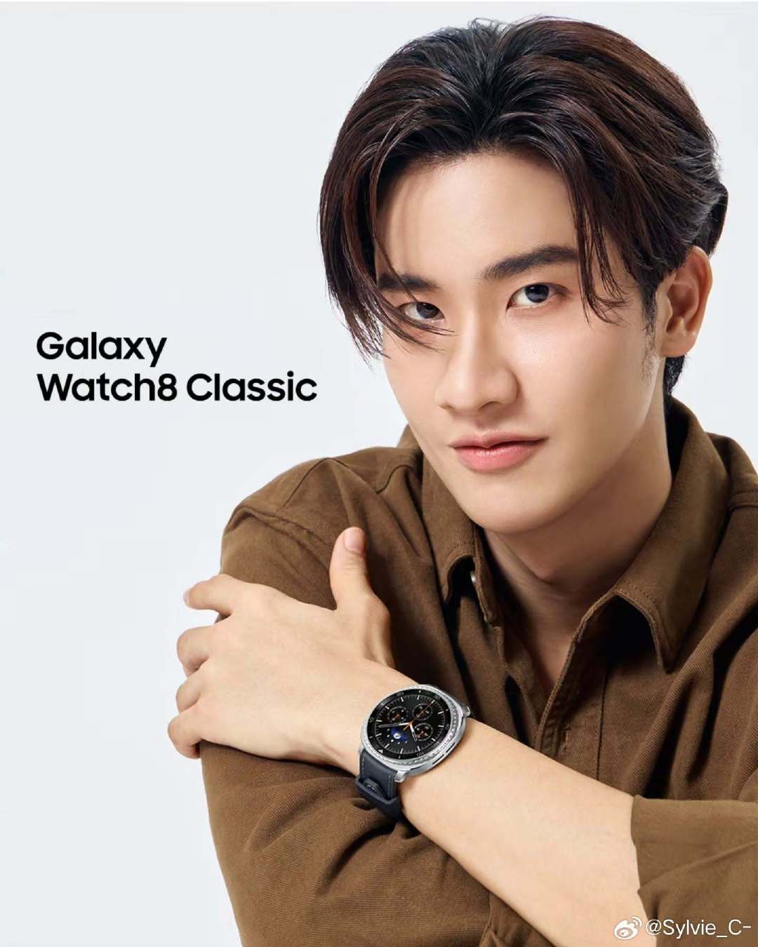 #taynew[超话]#  
摄影师放出来的三星手表宣传照
这样的脸就适合怼着拍！！！ ​