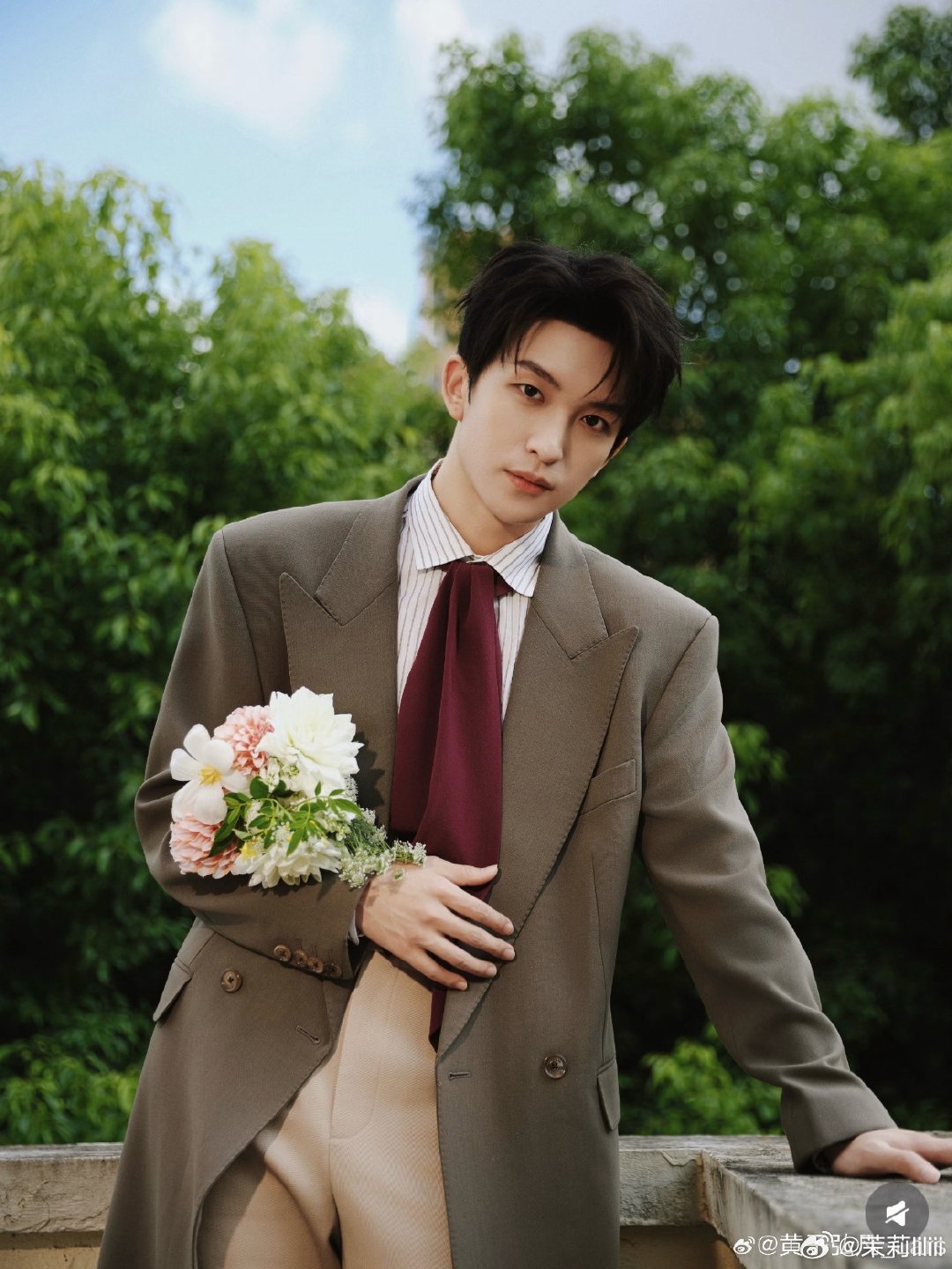 #黄子弘凡 声幻娱乐##黄子弘凡工作室永久终止和声幻娱乐合作#
9月19日，黄子弘凡工作室发布严正声明，官宣永久终止和演出主办方声幻娱乐的全部合作。
原因是声幻娱乐工作人员在直播间接连出现不当行为，不仅公开发表不当言论、造谣演唱会票价，还出现辱骂粉丝的情况。工作室表示，对方的举动已经严重违 ​