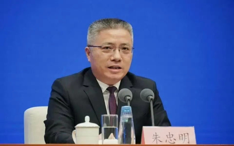 #龚正辞去上海市长职务#54岁的朱忠明，今天接任上海代市长。66岁半的龚正，终于可以正式退休了。 ​