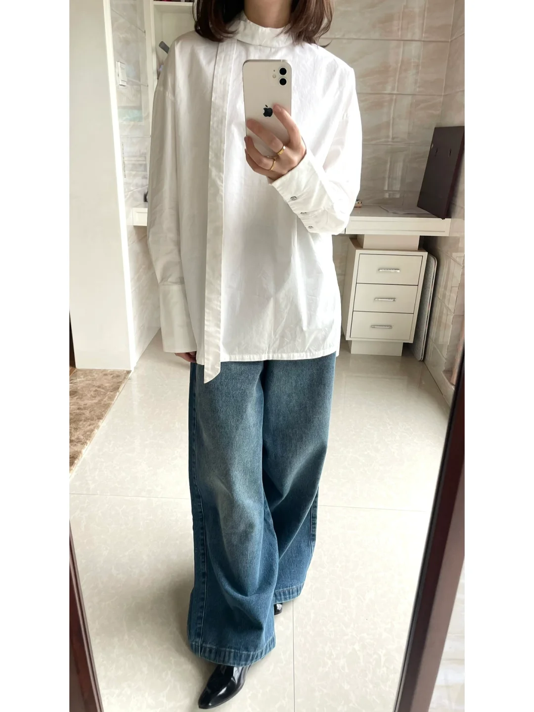 穿白衬衫和阔腿牛仔