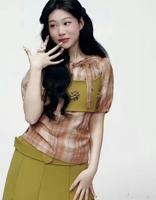 小沈阳是真舍得捧女儿，沈佳润第三次登杂志封面，颜值确实惊艳！ ​​​
