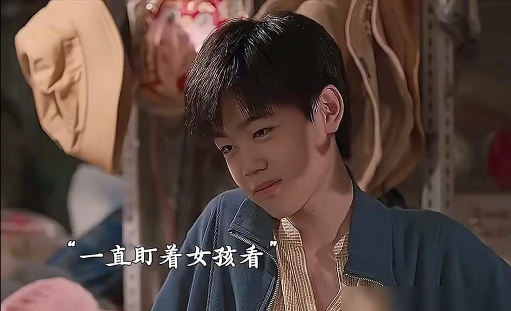 倪妮闫妮没炸，炸的是俩小孩，尤其王圣迪。
翻她《隐秘的角落》里那普普，前一秒还冲你笑，后一秒眼神一冷，看得人后脊梁发毛。那会儿她才几岁啊，评论区全在问这小孩哪找的。
到了《天才基本法》，少年林朝夕一进芝士世界，慌、稳、拼，三种状态切换得跟老演员似的，根本不给你出戏的机会。《默杀》里更绝，台词没几