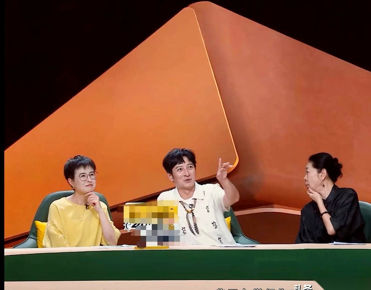 老公拿半辈子挨的拳头和一身伤，好不容易拼出了全家的好日子。
现在退役了，英雄迟暮，身心俱疲。
结果老婆指着鼻子来一句：“你给我支棱起来！”
说实话，换谁听了不窒息？
这就是冉莹颖被网友骂成筛子的原因。李维嘉在节目里问她这事儿，明摆着是递个台阶，让她洗白一下“控制狂”的标签。
她怎么接的？她说“支棱起