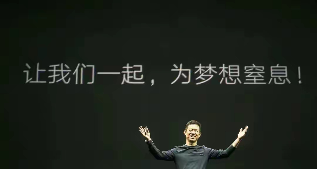 不造车改造机器人！贾跃亭押注具身 AI，这次是真落地还是新故事？
折腾十余年，FF 汽车量产遥遥无期，贾跃亭调转方向 All in 机器人。FF 正式转型物理 AI 公司，一口气推出 9 款 EAI 机器人，人形、四足、轮臂全都有，覆盖教育、安防、科研场景，发布即可售卖。
和造车烧钱无底洞不同，机器