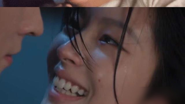徐若晗这张脸，静态能打90分，一开口直接掉到60。追《玉簟秋》的都在刷同一句话：叶平君别说话，求你了。
镜头怼脸，书卷气是有的，温婉也是真的。可只要台词一出来，视线全被牙齿抢走，弹幕里“出戏”俩字刷屏。你说她演得差吧，眼神戏确实在线，暗巷那场强吻戏能上热搜不是没道理。可偏偏一张嘴，观众刚入的戏就碎