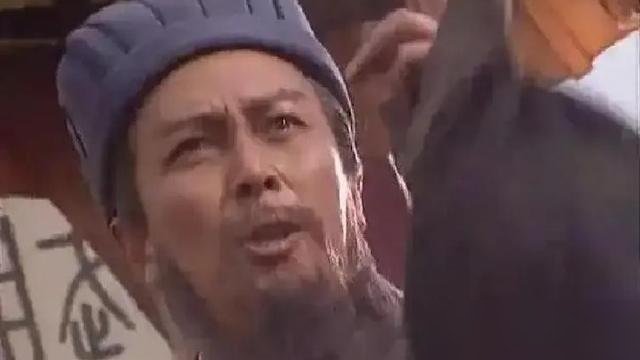 当年拍“骂死王朗”，唐国强临场加了句词：我从未见过如此厚颜无耻之人。
导演当场愣住，说剧本里没这句。唐国强没改，就盯着王朗的演员，一字一字往外砸。砸完，全场安静了几秒。
后来这段成了全剧最出圈的台词。B站鬼畜区靠它养活了半个站。74岁的唐国强前阵子聊起这事，还是那句话：戏到了那个份上，词是自己蹦