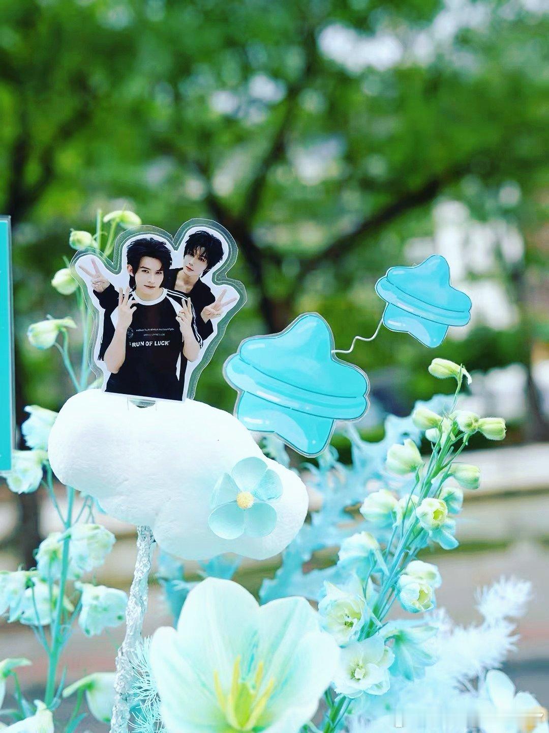 #云熠星河[超话]# 🌌#郝熠然愿满卅一 星福久依# 

今天看到云旗的生日无人机应援了，太震撼了，场子威武，我将继续当肠粉 ​