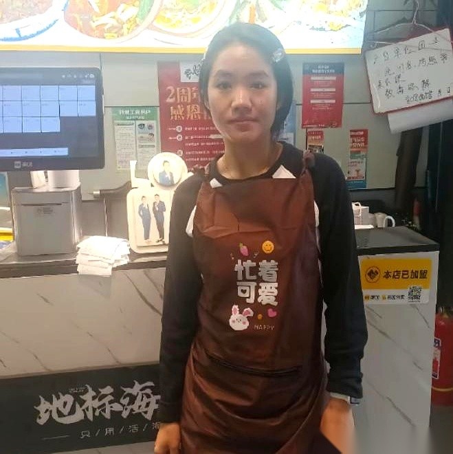 李勒优确实搬出去了，也没在面馆打工。
现在外头传出的消息是，她跑去一家拼豆店里干活，打算自己赚钱养活自己。
哪怕崔晋出面回应了网上的说法，晋妈和她之间那层关系也已经回不到以前了。
这事儿闹得沸沸扬扬，其实最经不起琢磨的就是场面话。
崔晋和李勒优都站出来发了声，明摆着告诉大家，两人的关系绝对不是网上瞎