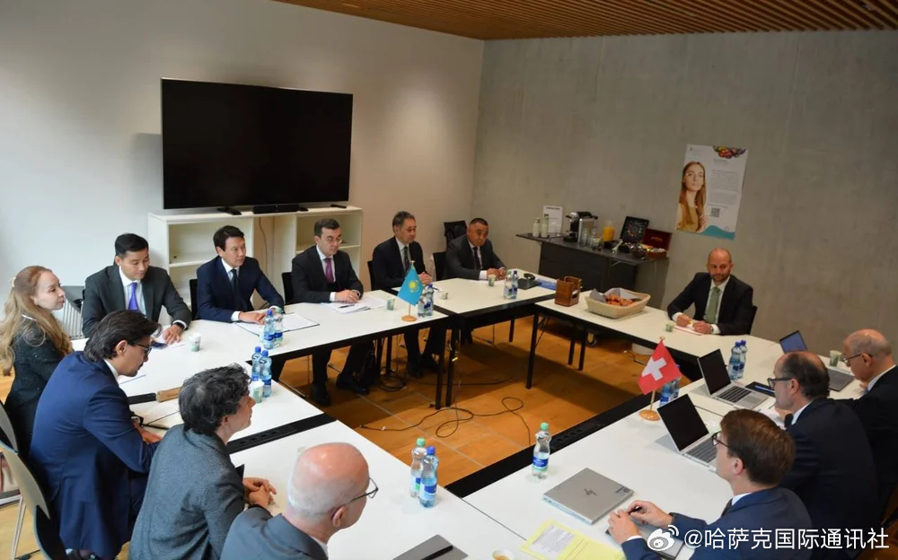 【核废料如何安全管理？哈萨克斯坦寻求借鉴瑞士经验】

🇰🇿🇨🇭 10月20日，哈萨克斯坦原子能署代表团在瑞士伯尔尼举行系列会晤，探讨和平利用核能、核安全监管及放射性废物管理等领域的合作。

☢️ 哈方重点关注瑞士在放射性废物安全处置方面的先进经验，希望结合国际标准，进一步完善本国核 ​