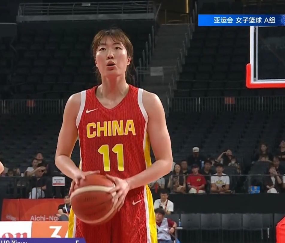 中国女篮65分大胜却藏隐患：韩旭李月汝全不在，杨舒予21分扛全队，刘禹彤首发12分能撑到打日本吗
名古屋亚运会女篮小组赛首战，中国队以111比46击败泰国，65分的分差看上去是一场毫无悬念的碾压。但把镜头从记分牌移开，真正扎眼的是场边那几张空着的座位——韩旭和李月汝都不在。这不是轮休，是实打实的缺阵
