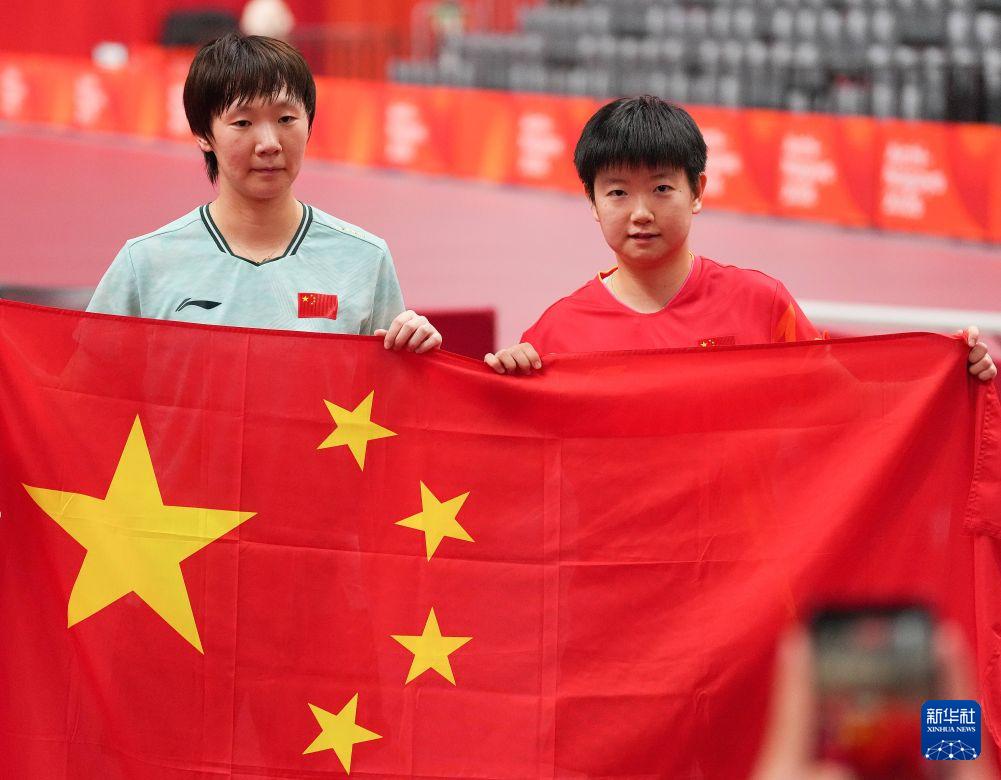 中国女子乒乓球单打亚运会金牌被王曼昱夺得，孙颖莎卫冕失败？

 
决赛比分：王曼昱 4-2 孙颖莎，六局：11-8、11-9、11-13、11-9、4-11、15-13 。
 
孙颖莎是杭州2023亚运会女单冠军，本届冲击卫冕，遗憾拿到银牌；
王曼昱时隔8年再度拿到亚运女单金牌（2018雅加达亚运女