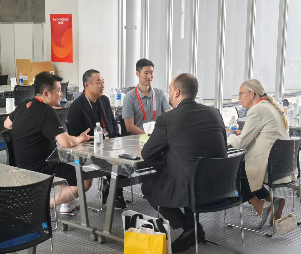 刘国梁在名古屋露面了，旁边坐着索林，对面是王励勤。就这一张照片，把网上传了半年的被带走出不了境全噎回去了。
造谣的人连办案细节都编得有鼻子有眼，5月约谈、6月离婚、8月抓人。结果呢？人家9月稳稳当当坐在亚运赛场，身份是国际乒联第一副主席。
回头看，他辞职那会儿多少人说完了。
可国乒真正该慌的，