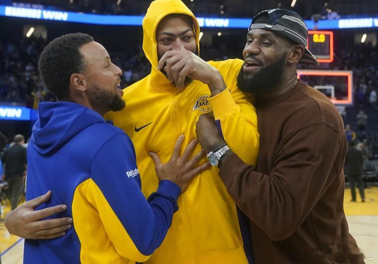 今天美国著名体育评论员A·史密斯和ESPN名记Shams参加了《Ste...