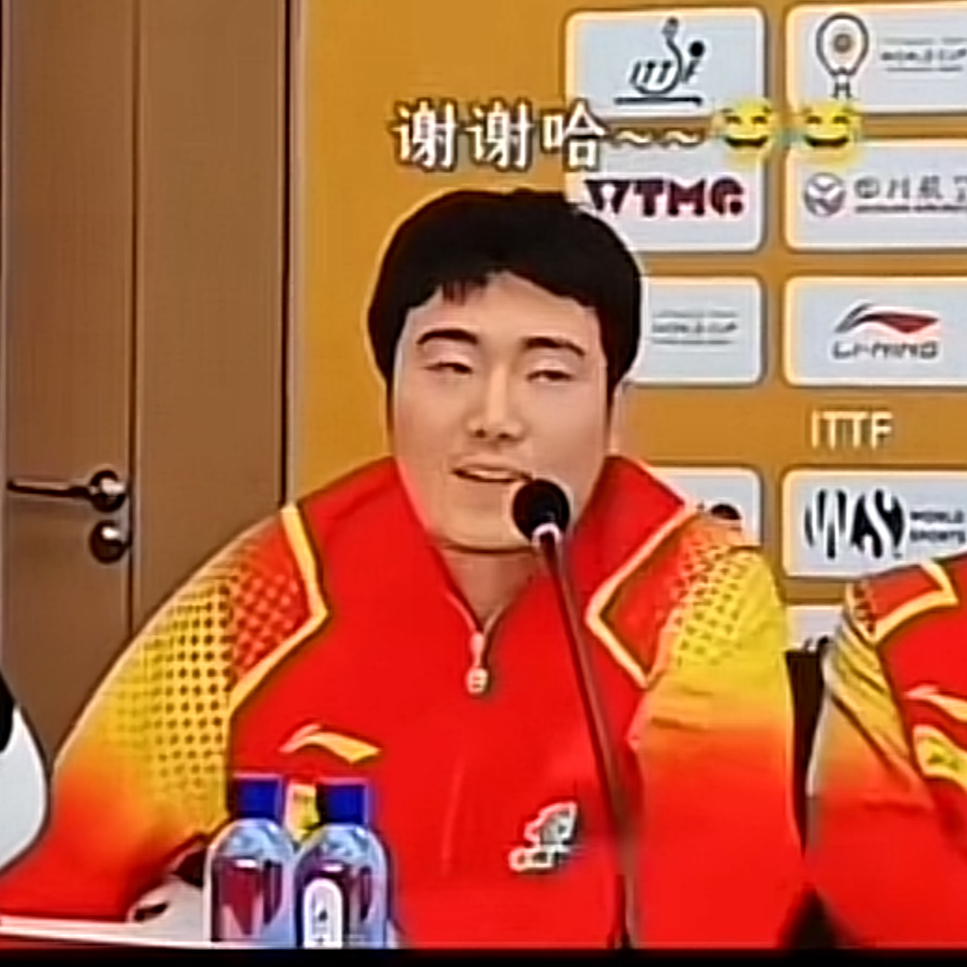 都说国乒墚靖崑是个粗线条的，可是采访时他却头脑清晰，想说就说，不想说就装“憨”、装“呆”、装“无辜”，巧妙应对。

图一，王楚钦如何如何总结完比赛经过，大胖一句“谢谢”收官。
——憨态可掬

图二，主持人然后他谈谈比赛经过，大胖答道：谈啥？打忘了。
——呆萌可爱

图三至图五，主持人问：你的比赛最佳