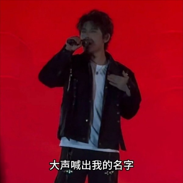 近日，陈翔现身四川文化艺术学院迎新晚会，本想和现场同学互动，没想到上演了一场全网刷屏的尴尬名场面。
现场环节里，陈翔两次热情邀请台下观众：“大声喊出我的名字！” 可没想到，全场学生整齐划一，齐声喊出了毛晓彤三个字。
突如其来的一幕让陈翔当场错愕，连忙反问：“我改名了吗？” 紧接着他连忙自嘲打圆场：“