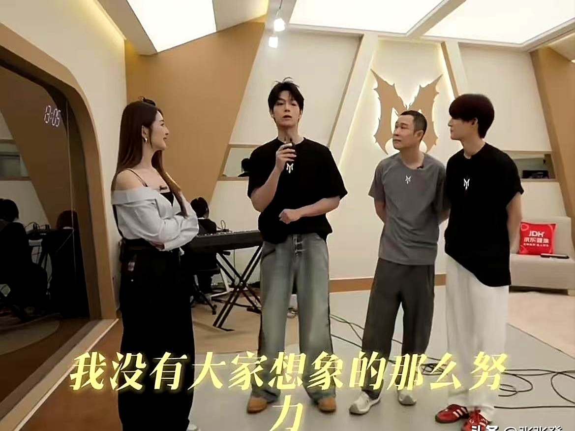 短剧头部演员跑去唱跳，这跨界步子迈得挺大。

初舞台上，曾辉唱了首《只对你有感觉》。跨界新手的短板露了出来，发挥不算完美。

下了台，他干脆拉着小沈阳和姚琛一头扎进排练室死磕。

有人夸他太拼了。他倒挺清醒，摆摆手说，来这儿的谁不拼，努力就是个基本盘，没必要拿来吹。

不立人设，就踏踏实实干活。周五