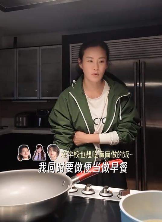 刘畊宏王婉霏吵架！
王婉霏天不亮就起床给三个孩子做早餐还要做好他们要带的便当。看到在厨房忙的不可开交的妻子，刘畊宏不仅没搭把手，还埋怨老婆将关注点都放在三个孩子身上，早晨起床连杯水都不给自己倒。
另一边本就因为老公关掉闹钟起晚打乱计划而生气的王婉霏，听到刘畊宏这么说更加生气了，王婉霏抱怨到平日里刘畊