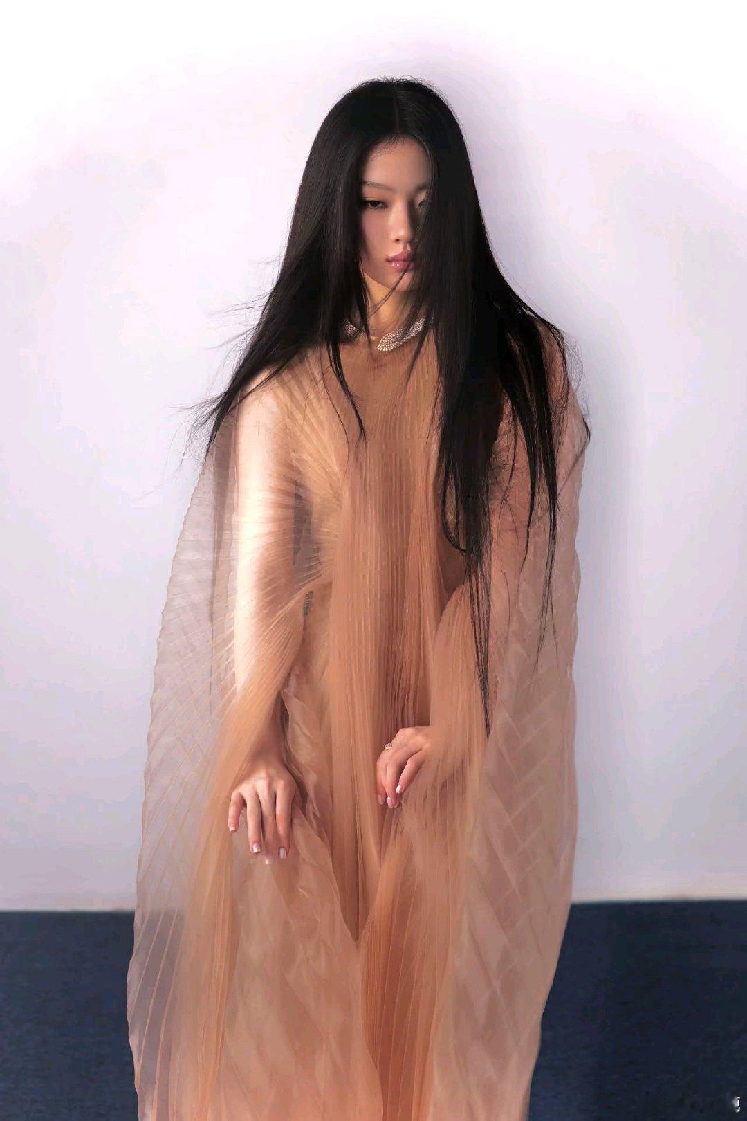#单依纯[超话]#syc#单依纯的生活画簿# syc#单依纯的生活画簿# 
新歌《LAVA》简直是神女2.0好吗 ​
