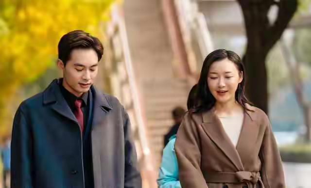 两性问题：暗恋你的中年女人，即使不主动表白，但会给你4个暗示   两性...