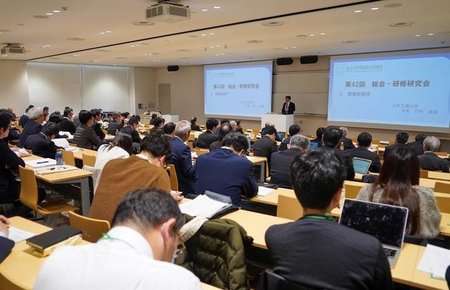 日媒罕见自省，哀叹留不住人才，承认科研环境已经落后中国，如果不改将输掉科技竞争

过去很长一段时间，日本科技产业曾经是亚洲乃至全球的重要标杆。从精密制造到汽车工业，从半导体设备到机器人技术，日本企业凭借长期积累形成了强大的产业优势。索尼、丰田、日立、东芝等企业名字，曾经代表着高质量和先进制造。
但进