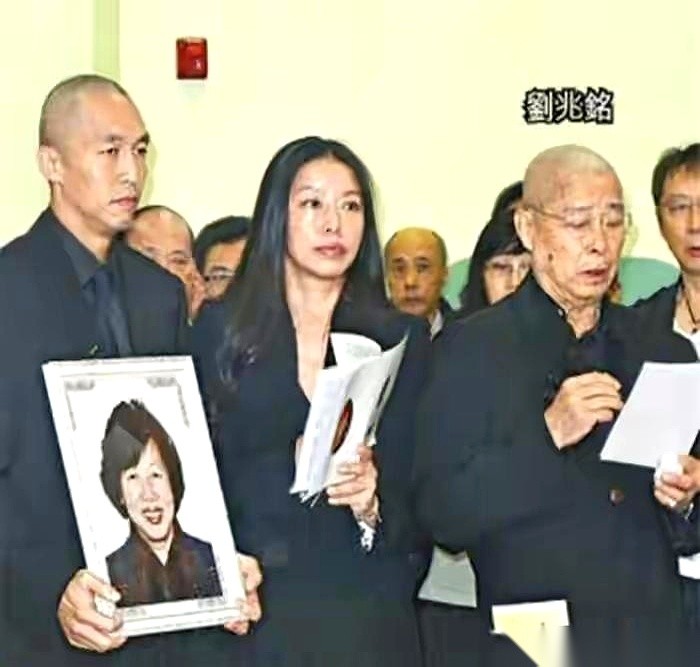 提起香港老戏骨刘兆铭，很多人的第一反应是他给刘青云、吴镇宇当过表演指导的资历。
但他有一件事，外界一直没搞懂。老爷子在圈内资源这么硬，自己的一儿一女却硬是没进演艺圈。早年间坊间甚至传出过一套说辞：肯定是因为孩子没遗传到好皮囊，颜值不够，吃不了镜头这碗饭。
这个传闻，直到2012年才被彻底砸碎。
那一