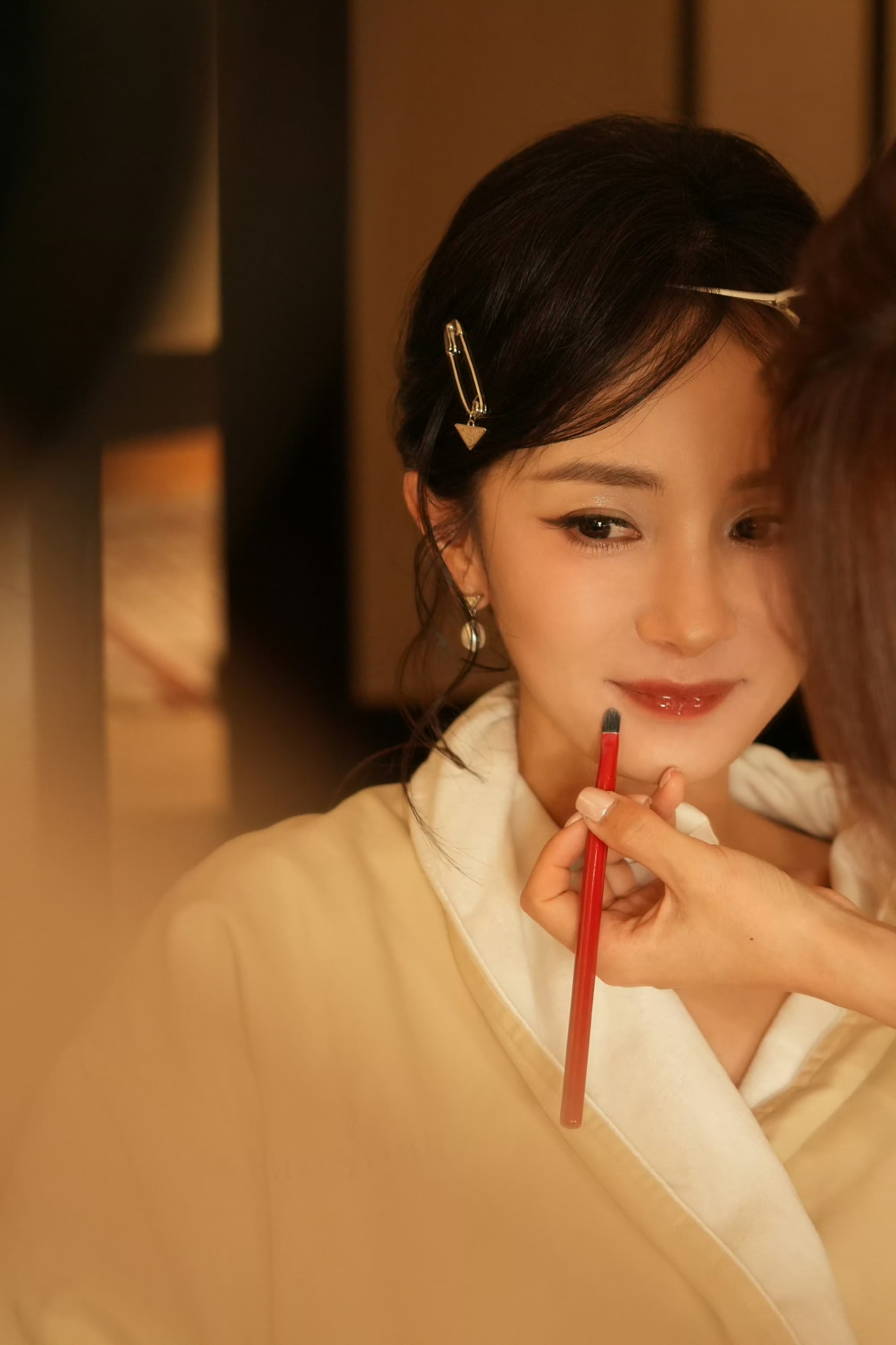 杨幂双马尾梦回女高，少女感太戳人
 
杨幂工作室放出八月月末来信写真，一组双马尾造型直接出圈✨
 
蓬松卷曲的高双马尾，搭配简约休闲穿搭，清甜灵动，扑面而来满满的女高氛围感。
褪去成熟气场，尽显鲜活的青春元气，状态格外亮眼，美图一经曝光迅速引来众多网友热议。
 
谁能拒绝永远充满