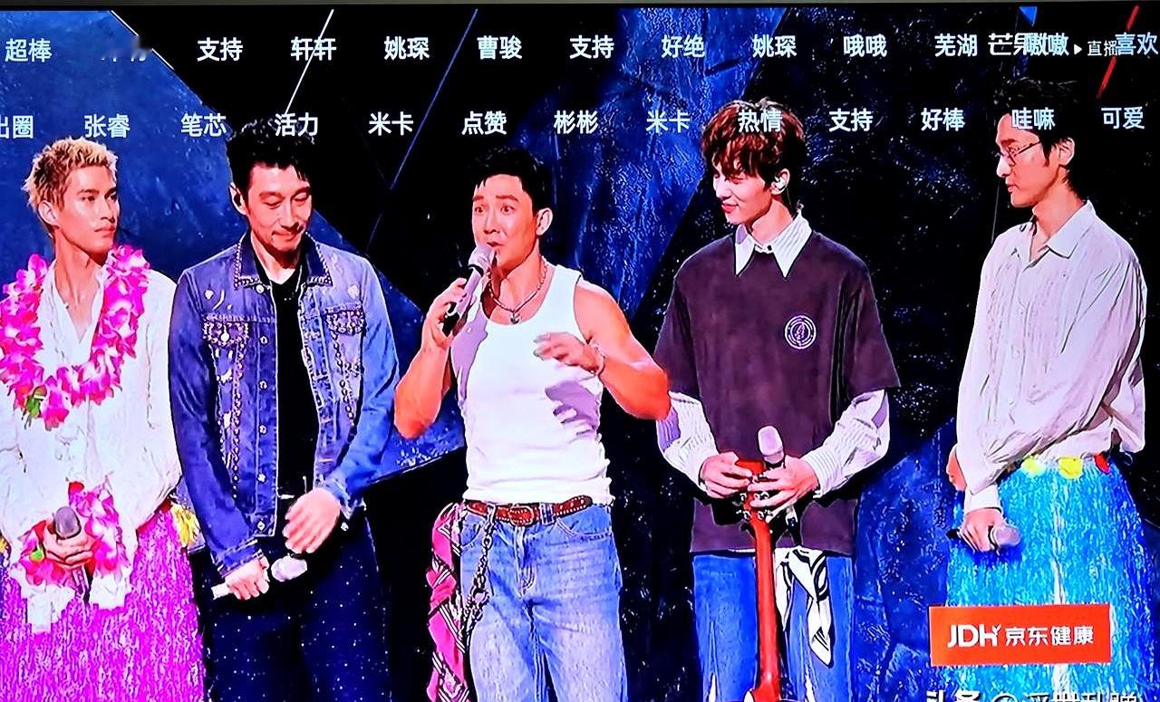 85年的王传君比刘畊宏小了整整13岁，在节目里一口一个“刘畊宏”直呼其名，甚至当面甩出一句“表现不好淘汰的也是你”，看得人心里直犯堵
 

刘畊宏当时本来就背着垫底的票数压力，怕拖累全组，整个人神经都紧绷着。论唱歌资历人家是正儿八经的前辈，王传君一个门外汉，非要摆出一副高高在上的领导架子。大家同台不